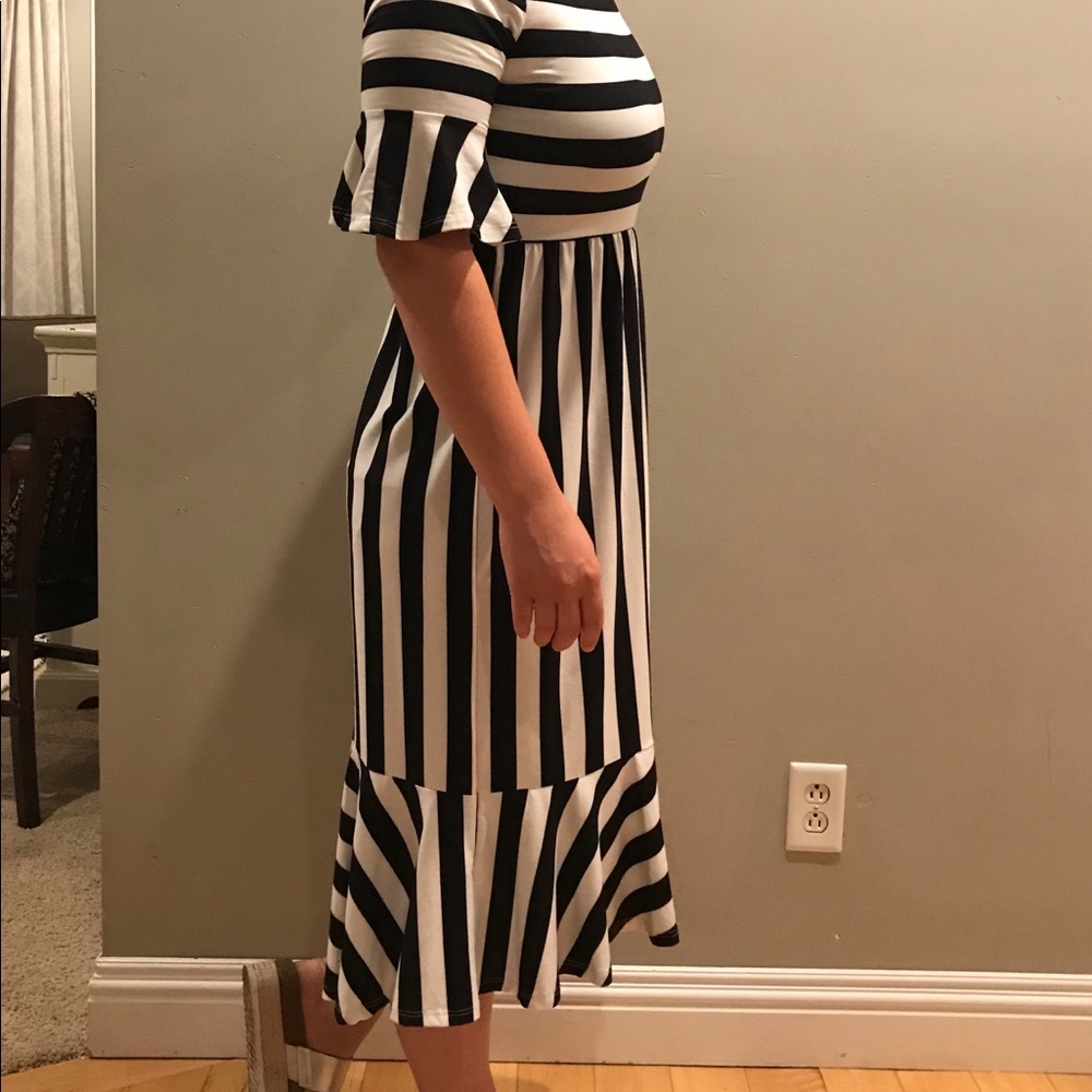 Dresses - Picture 2 of 3
